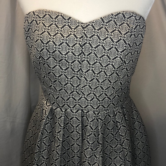Patterned Tapestry Strapless Dress - Picture 2 of 9